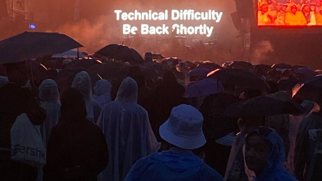 Die Red Stage beim Summerjam-Festival am Fühlinger See. „Technical difficulty. Be back shortly“ steht auf der Bühne geschrieben.