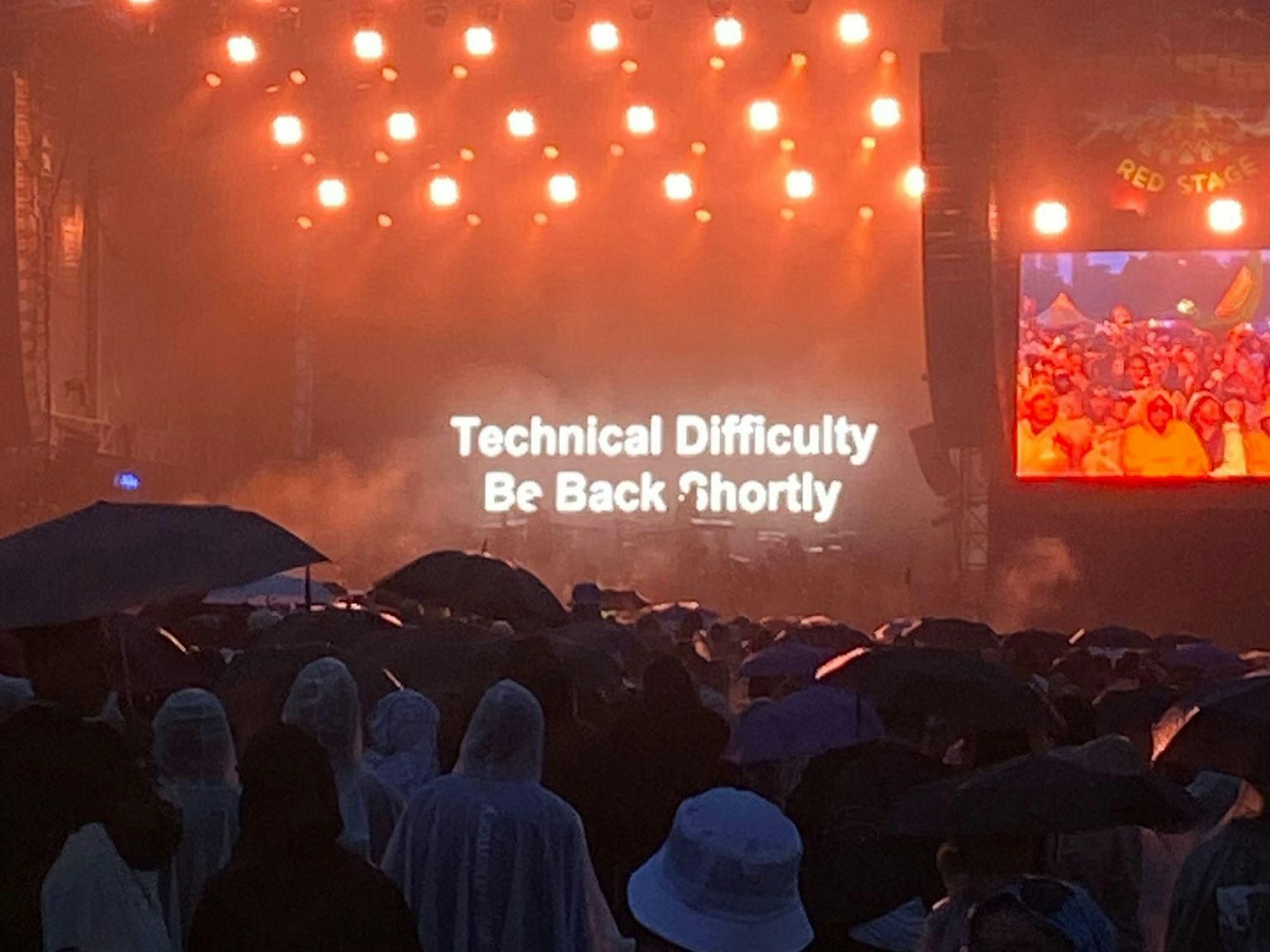 Die Red Stage beim Summerjam-Festival am Fühlinger See. „Technical difficulty. Be back shortly“ steht auf der Bühne geschrieben.