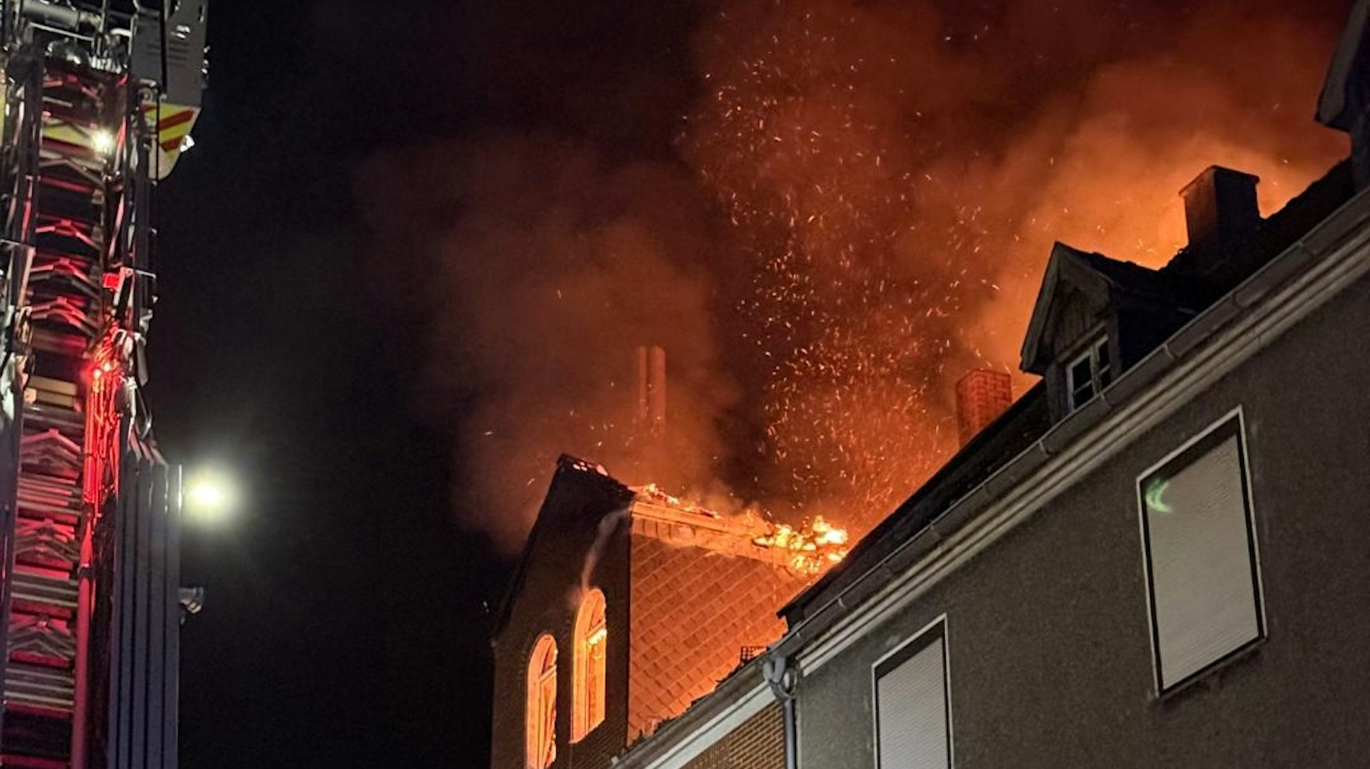 Dachstuhlbrand in einem Mehrfamilienhaus in der Niederstraße im Stadtteil Röllinghausen