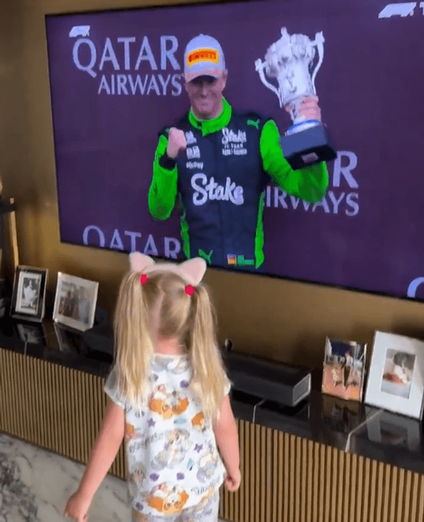 Nico Hülkenbergs Tochter Noemi Sky freut sich vor dem Bildschirm über den dritten Platz ihres Papas.