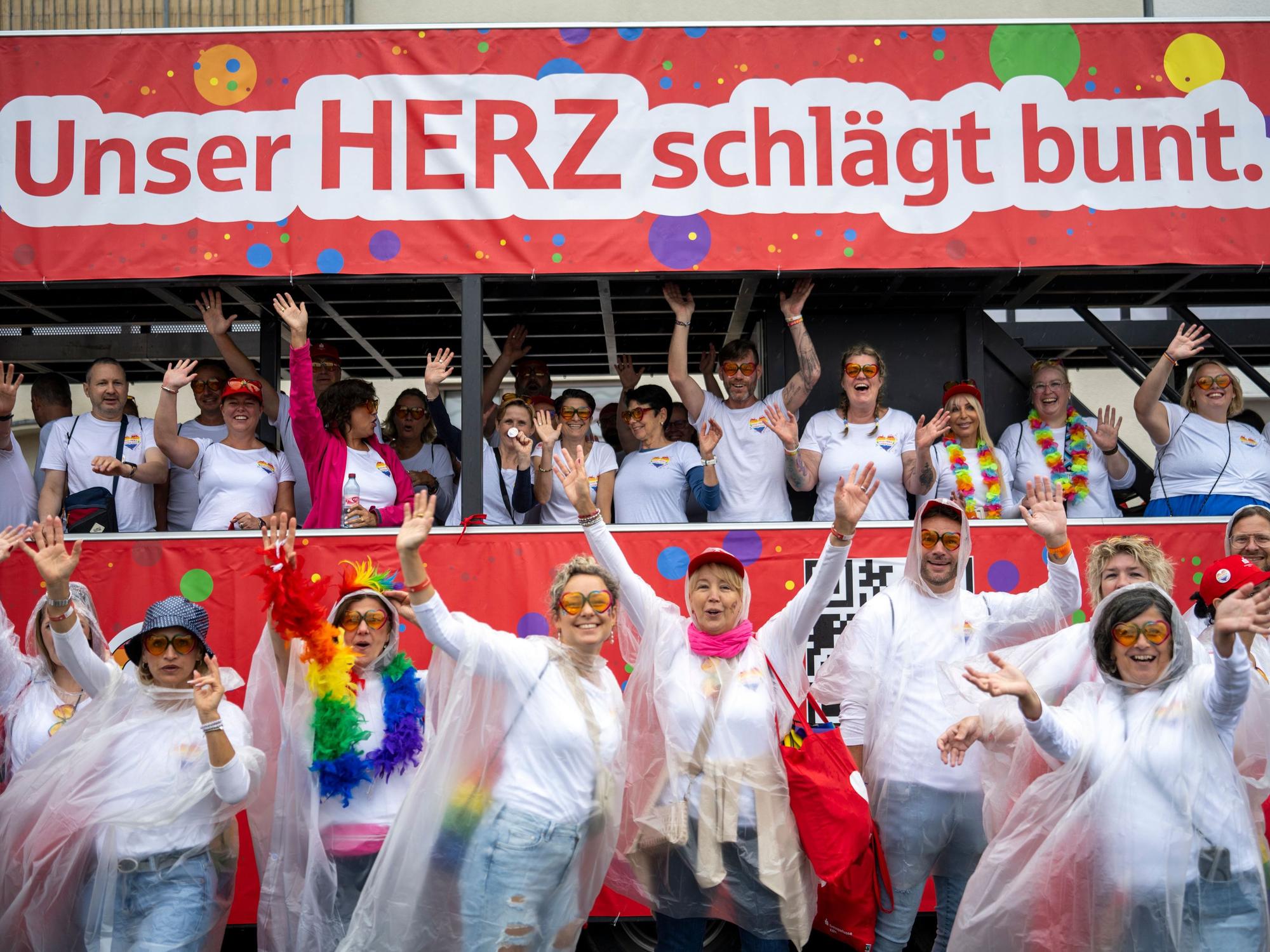 Auch die Kölner Stadt-Anzeiger Medien stellen einen Paradewagen.