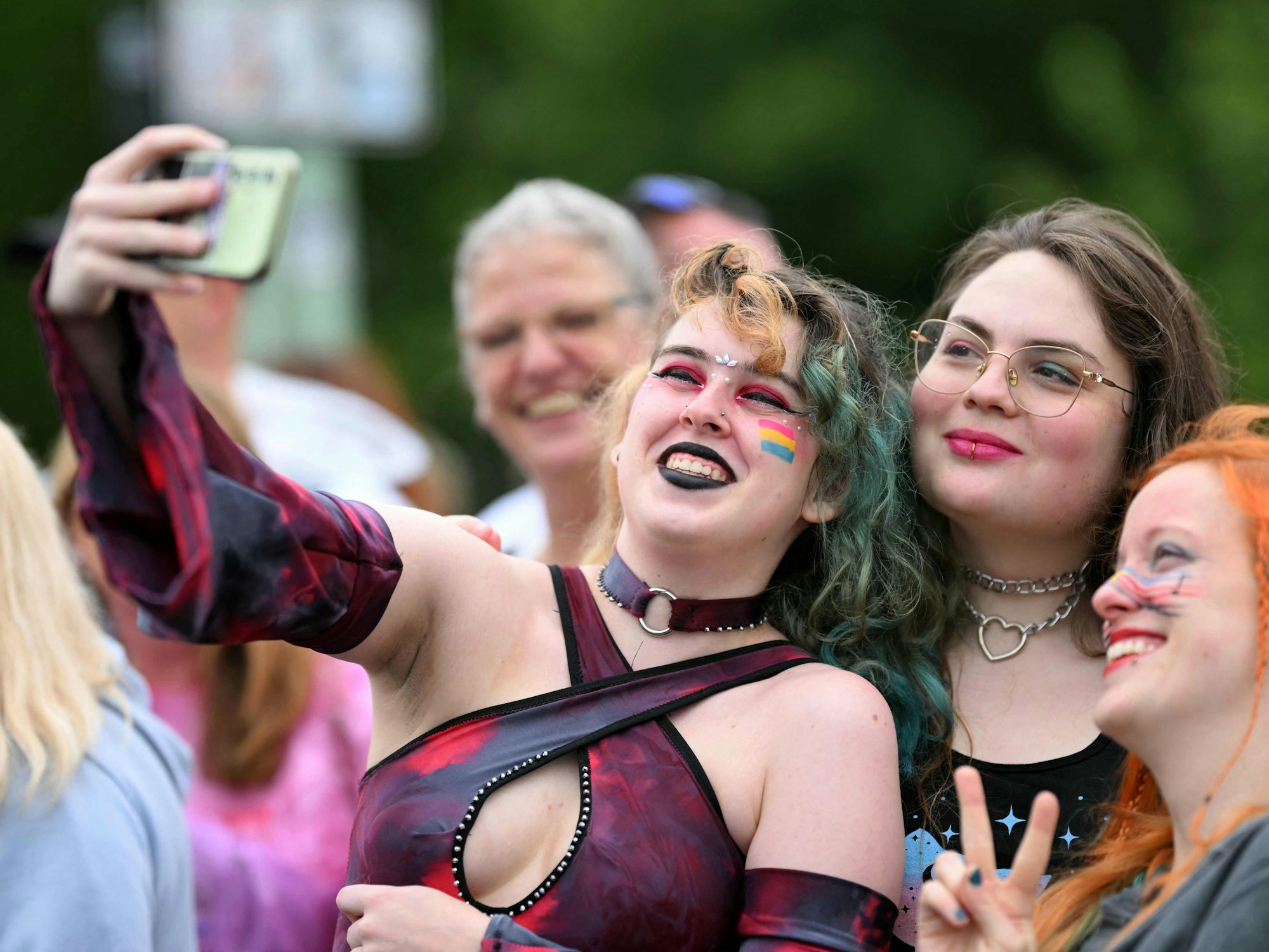 Die Stimmung ist prächtig! Tausende feiern an der Strecke die Vielfalt.