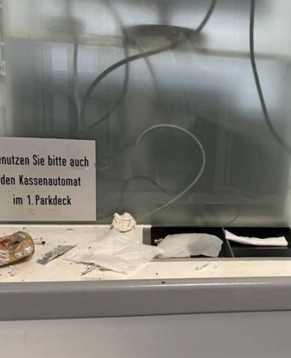 Das Foto zeigt Müllreste an der Kasse im Parkhaus Klapperhof.