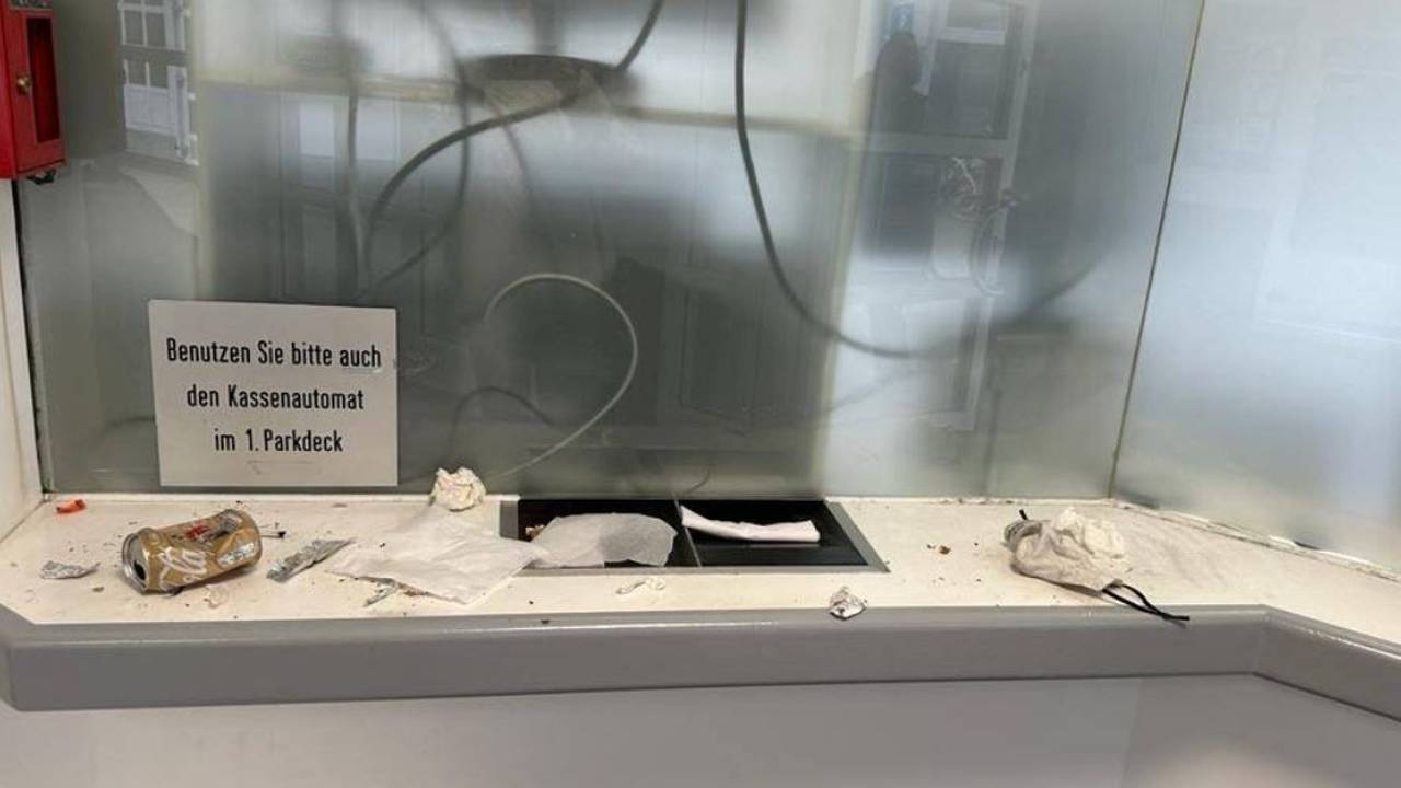Das Foto zeigt Müllreste an der Kasse im Parkhaus Klapperhof.