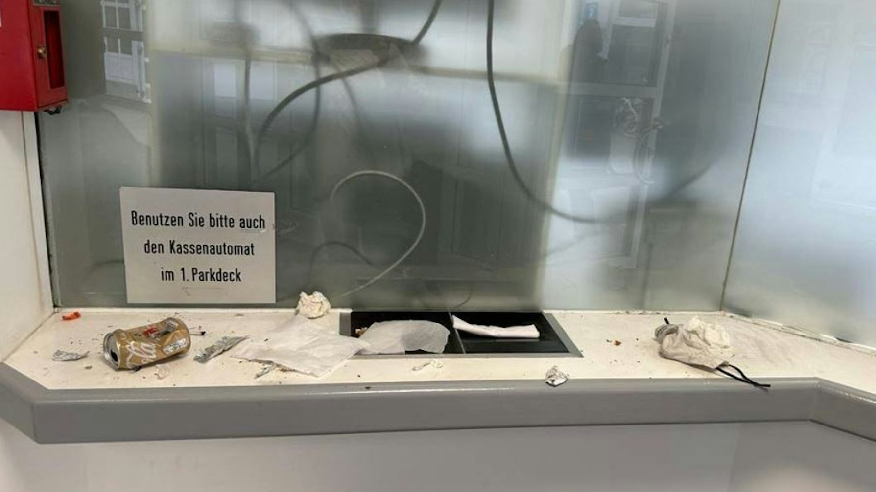 Das Foto zeigt Müllreste an der Kasse im Parkhaus Klapperhof.