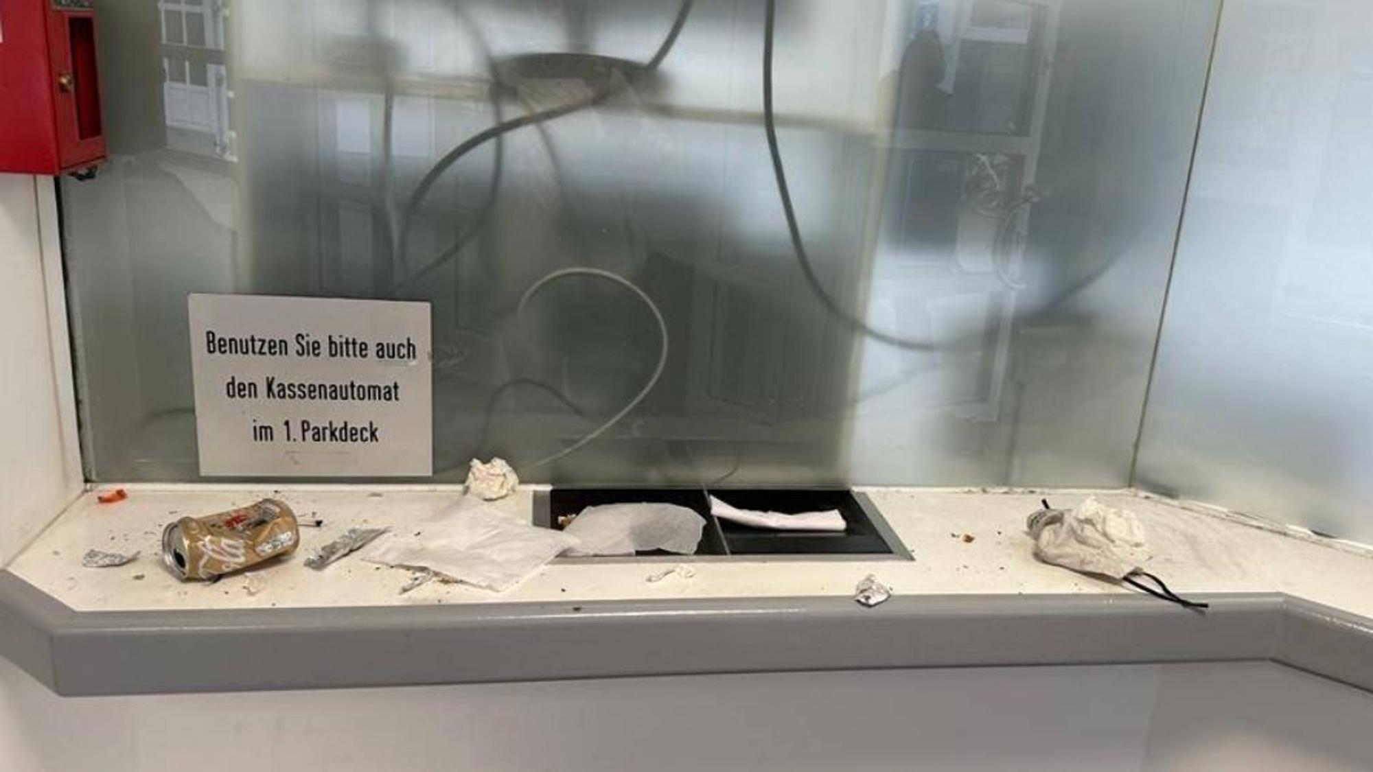 Das Foto zeigt Müllreste an der Kasse im Parkhaus Klapperhof.