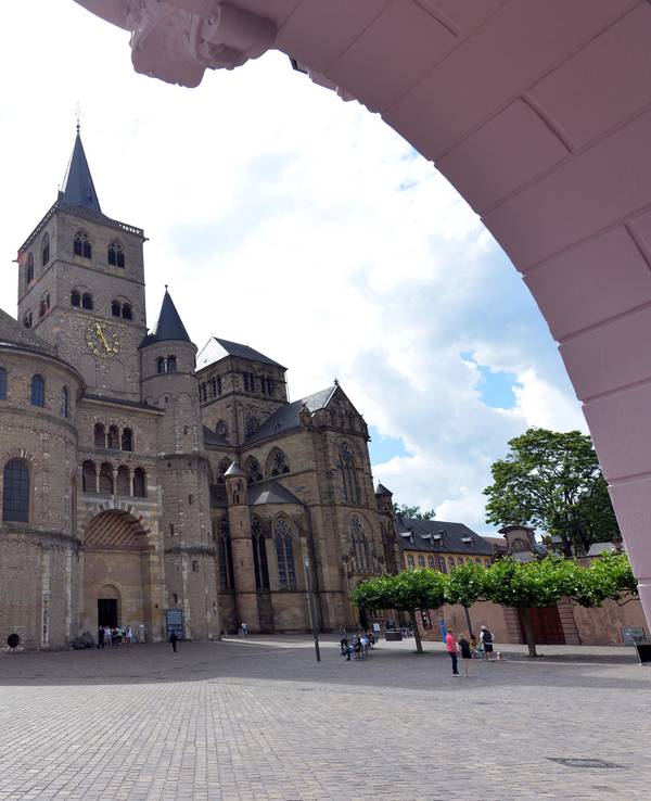 In der Fußgängerzone von Trier stoppte die Polizei ein auto auf seiner Irrfahrt. Im Symbolfoto zu sehen: Die Hohe Domkirche zu Trier und der Domvorplatz.