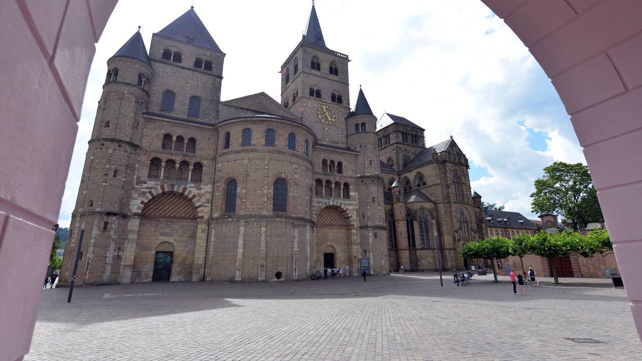 In der Fußgängerzone von Trier stoppte die Polizei ein auto auf seiner Irrfahrt. Im Symbolfoto zu sehen: Die Hohe Domkirche zu Trier und der Domvorplatz.