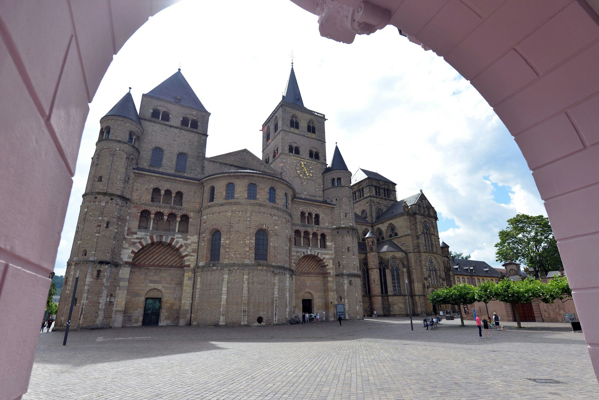 In der Fußgängerzone von Trier stoppte die Polizei ein auto auf seiner Irrfahrt. Im Symbolfoto zu sehen: Die Hohe Domkirche zu Trier und der Domvorplatz.