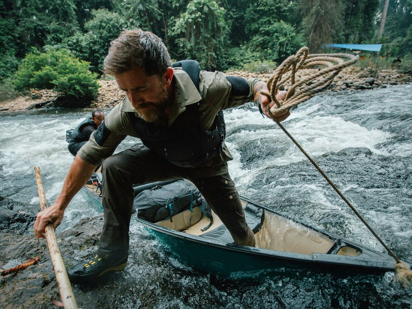 Für ihre Mission ist Aldo Kane (Foto) und Co. keine Mühe zu groß. In „Wilde Welt“ führt der Ex-Marine-Kommandant den Fluss hinauf durch den malaysischen Regenwald. Nachdem der nicht gerade gut gesichert ist, kentert das Boot später mitsamt Equipment. Die abenteuerlustigen Tierfilmer lassen sich davon aber nicht entmutigen. (Bild: Apple TV+)