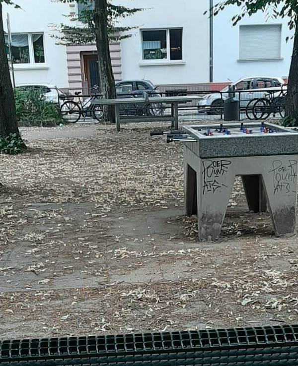 Auf diesem Spielplatz gibt es sogar einen Tischkicker.