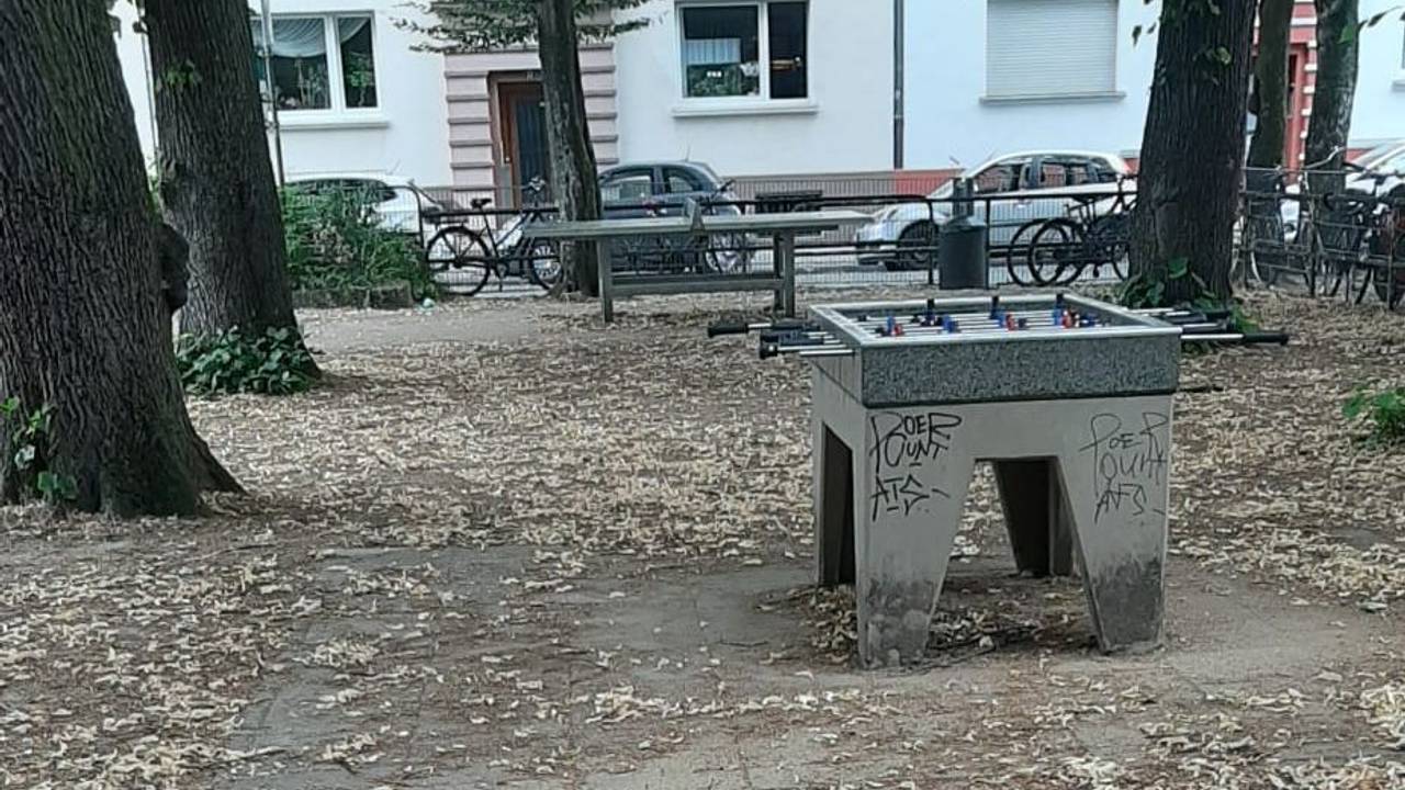 Auf diesem Spielplatz gibt es sogar einen Tischkicker.