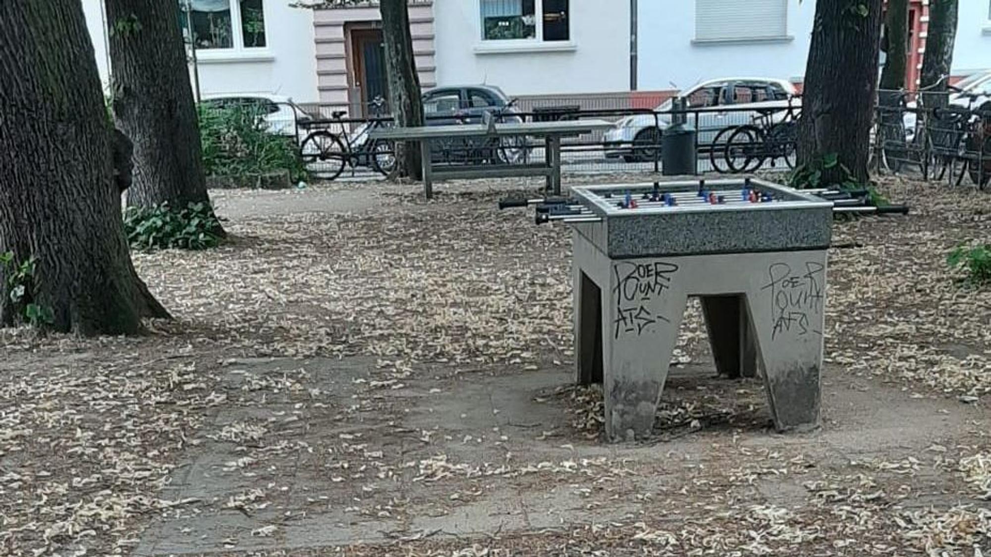 Auf diesem Spielplatz gibt es sogar einen Tischkicker.