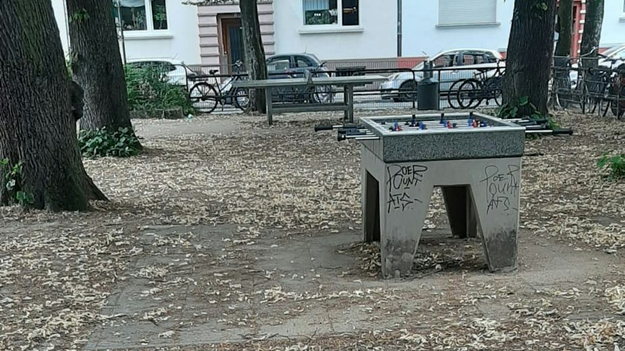 Auf diesem Spielplatz gibt es sogar einen Tischkicker.