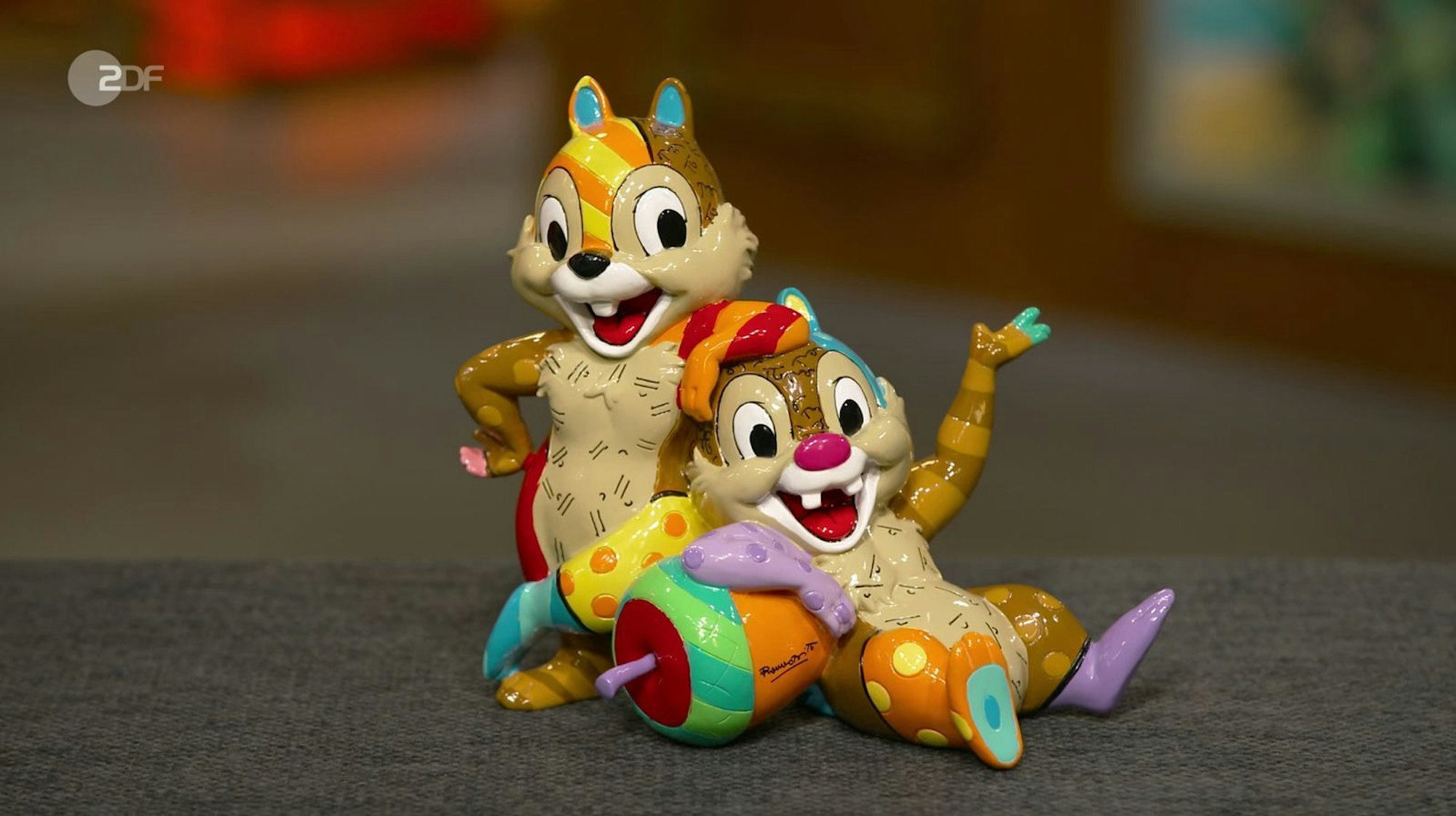 Als weiteres Objekt der Sendung wurde eine Disney-Figurengruppe mit „Chip und Chap“ von Detlev Kümmel als Kooperation mit dem brasilianischen Neo-Pop-Künstler Romero Britto erkannt. 2014 produziert, aber mittlerweile vergriffen, schätzte er den Sammlerwert auf 120 bis 180 Euro. Der Wunschpreis lag bei 100 Euro. David Suppes zahlte 150 Euro.
(Bild: ZDF)