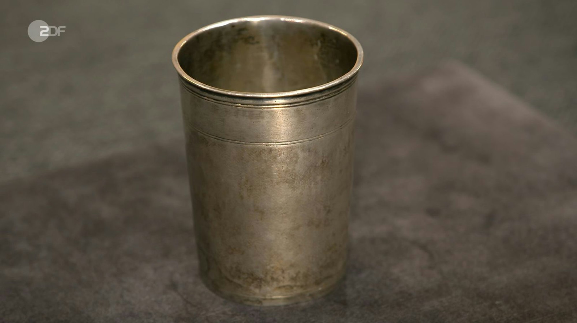 Einen alten Becher aus 812,5 Silber datierte Heide Rezepa-Zabel von 1661 bis 1704. das Stück stammte laut Meisterzeichen von Thomas Ringler aus Nürnberg. Der Wunschpreis lag bei 147 Euro (ein Euro pro Gramm Silber). Geschätzt wurde auf 500 bis 600 Euro und Händlerin Susanne Steiger zahlte 450 Euro.
(Bild: ZDF)