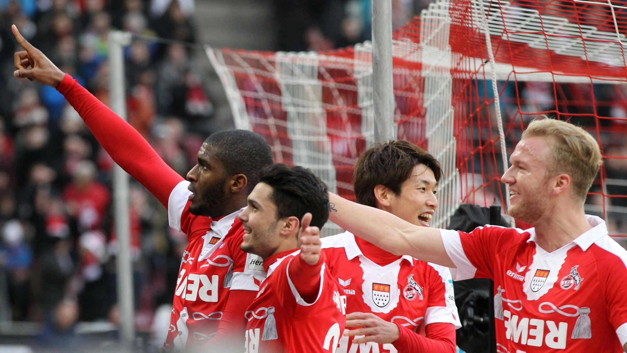 Von links nach rechts: Anthony Modeste, Leonardo Bittencourt, Yuya Osako und Kevin Vogt jubeln gemeinsam.