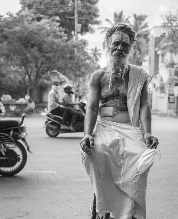 Ein Sadhu nahm in Indien spontan auf dem Hocker Platz.