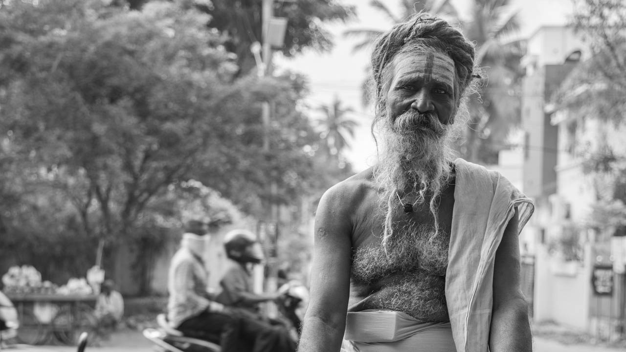 Ein Sadhu nahm in Indien spontan auf dem Hocker Platz.