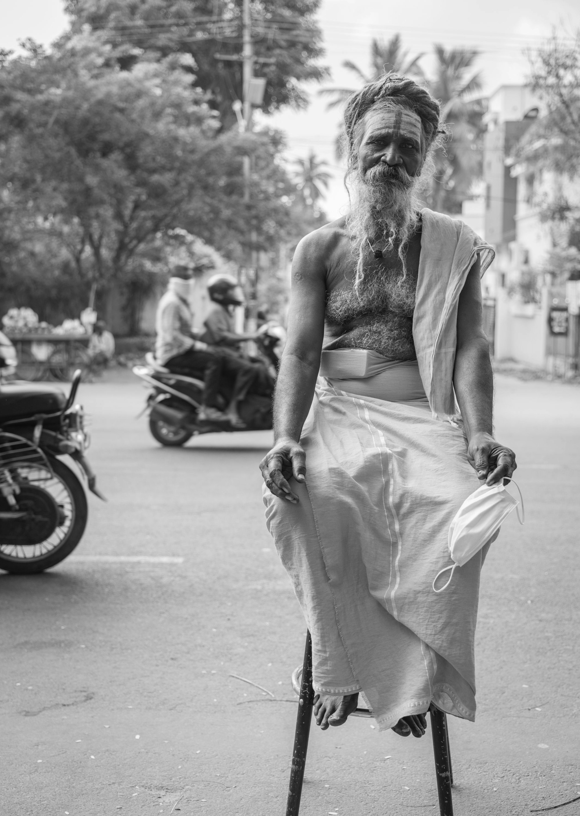 Ein Sadhu nahm in Indien spontan auf dem Hocker Platz.