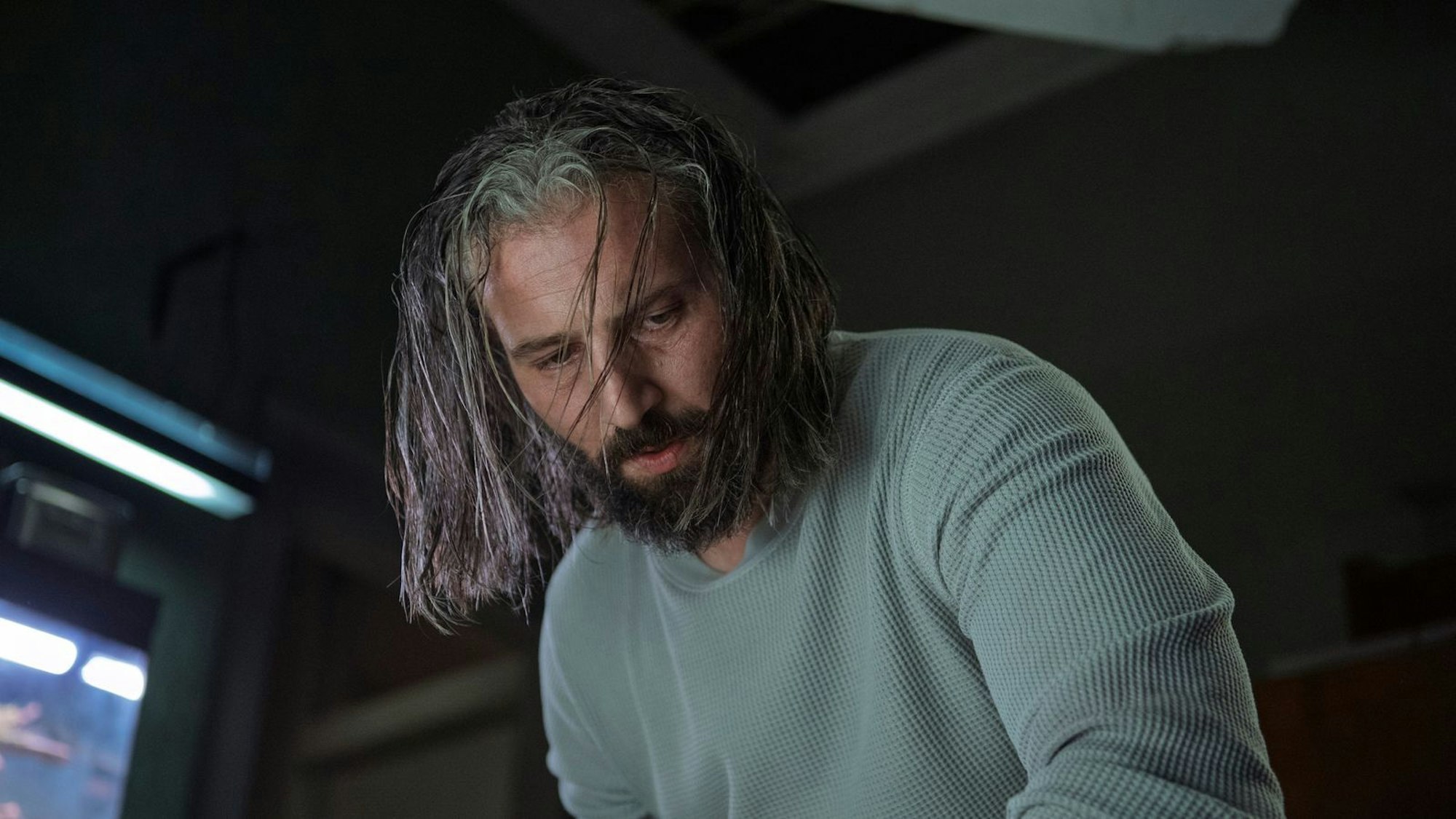 Der undurchsichtige Yuri (Murathan Muslu) scheint etwas zu wissen. (Bild: Netflix / Sasha Ostrov)