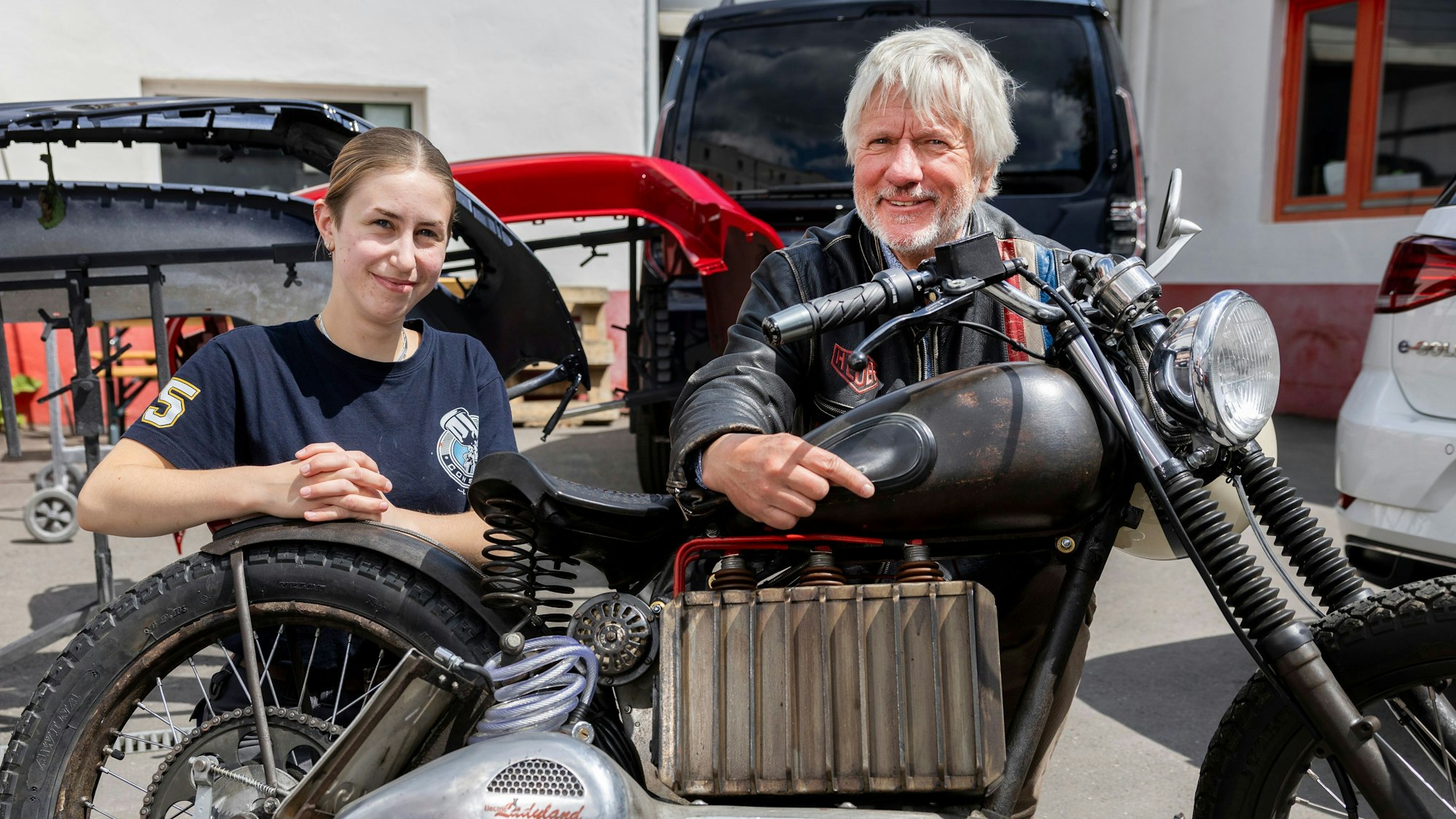Jürgen Becker, im Bild mit der Lackiererin Laura Froch in Zollstock, schlägt ein Museum zur Kölner Geschichte der Motorisierung vor.