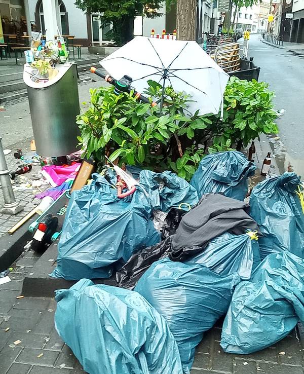 So sah es am Morgen nach der großen CSD-Demo auf der Friesenstraße aus. Viel Arbeit für die Mitarbeiter und Mitarbeiterinnen der AWB.