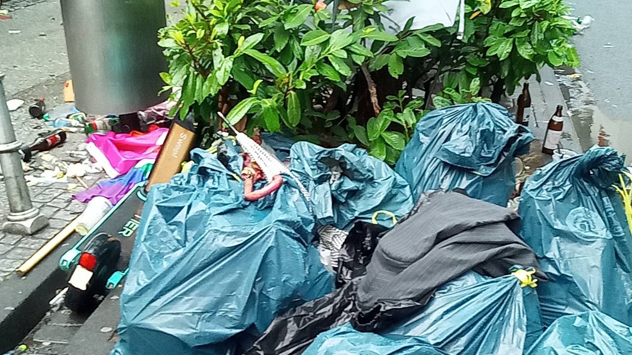 So sah es am Morgen nach der großen CSD-Demo auf der Friesenstraße aus. Viel Arbeit für die Mitarbeiter und Mitarbeiterinnen der AWB.