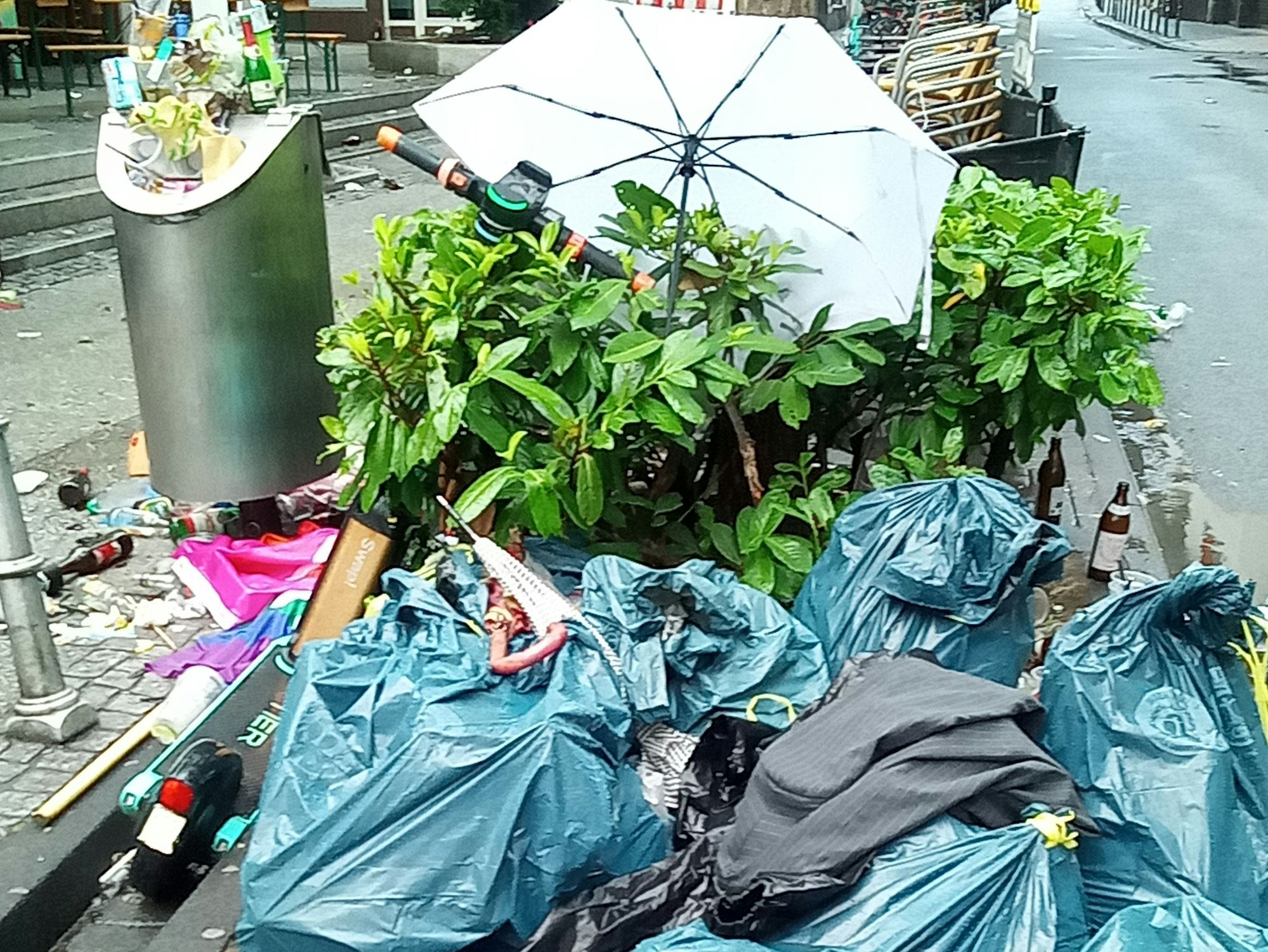 So sah es am Morgen nach der großen CSD-Demo auf der Friesenstraße aus. Viel Arbeit für die Mitarbeiter und Mitarbeiterinnen der AWB.
