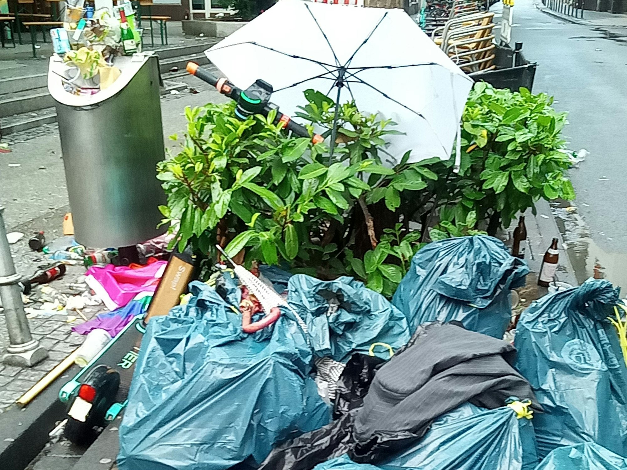 So sah es am Morgen nach der großen CSD-Demo auf der Friesenstraße aus. Viel Arbeit für die Mitarbeiter und Mitarbeiterinnen der AWB.