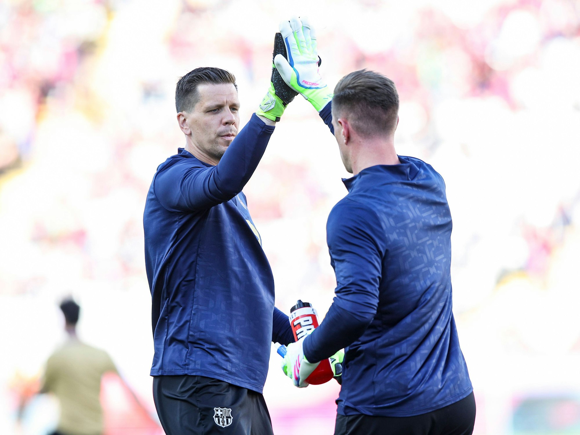 Wojciech Szczesny und Marc-Andre ter Stegen klatschen ab.