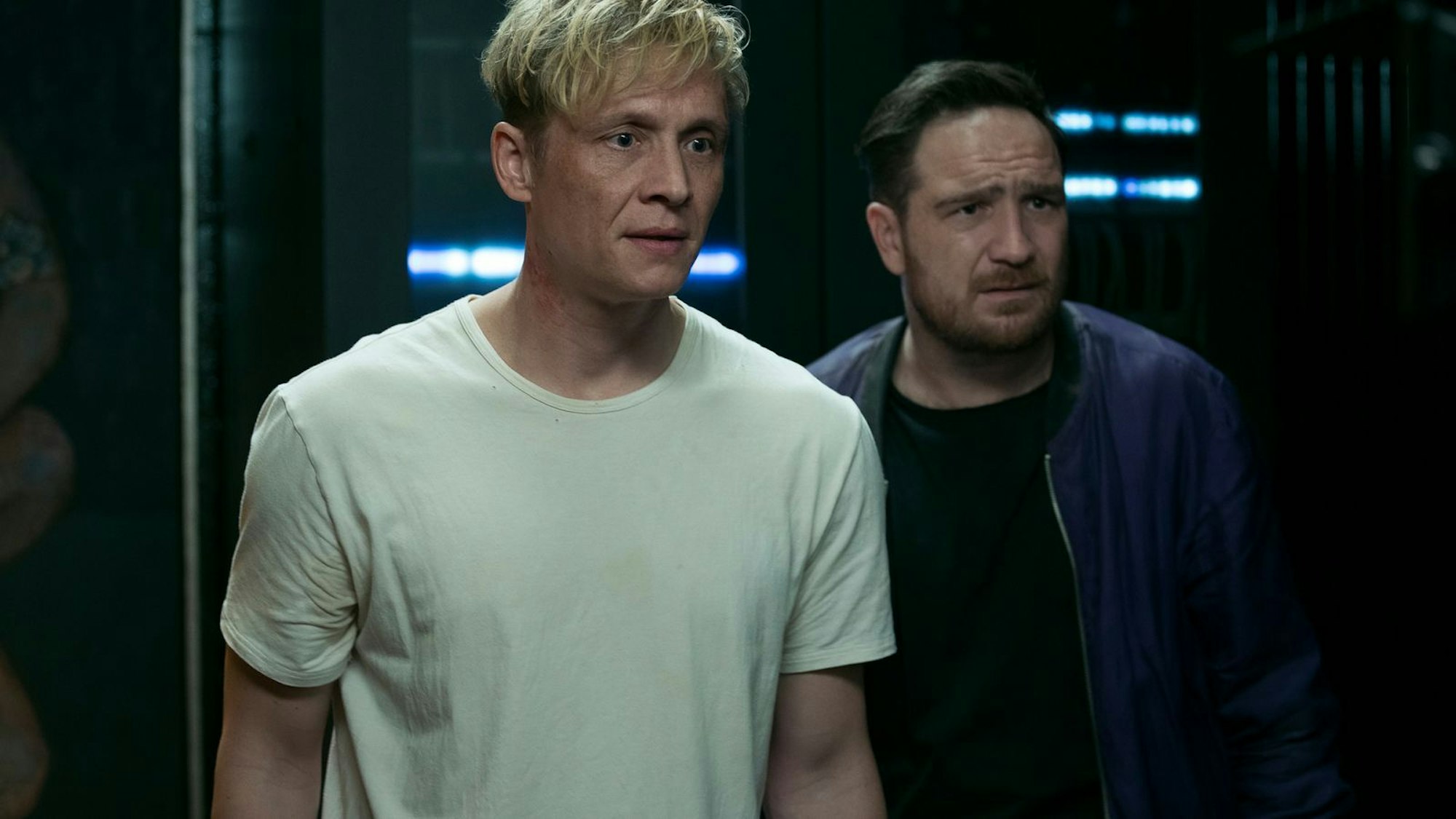 Gemeinsam sind Tim (Matthias Schweighöfer, links) und Marvin (Frederick Lau) der Lösung auf der Spur. (Bild: Netflix / Sasha Ostrov)