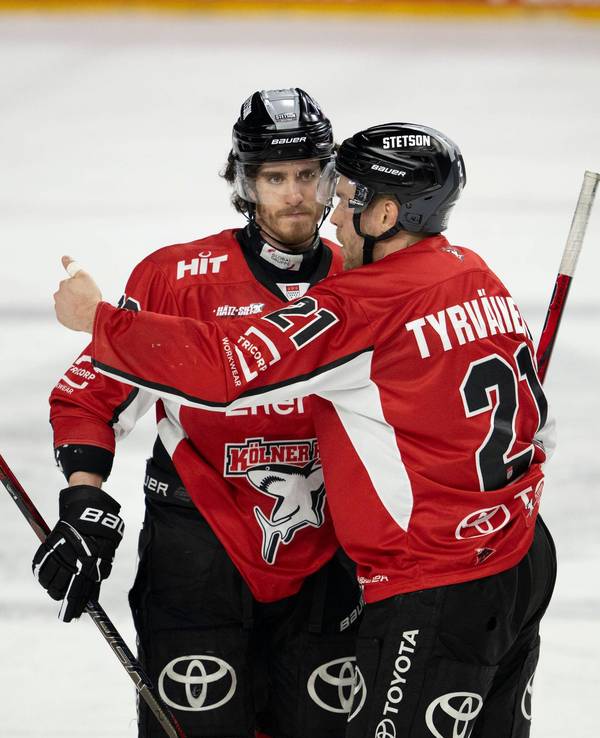 Gregor MacLeod und Juhani Tyrväinen jubeln über ein Tor.