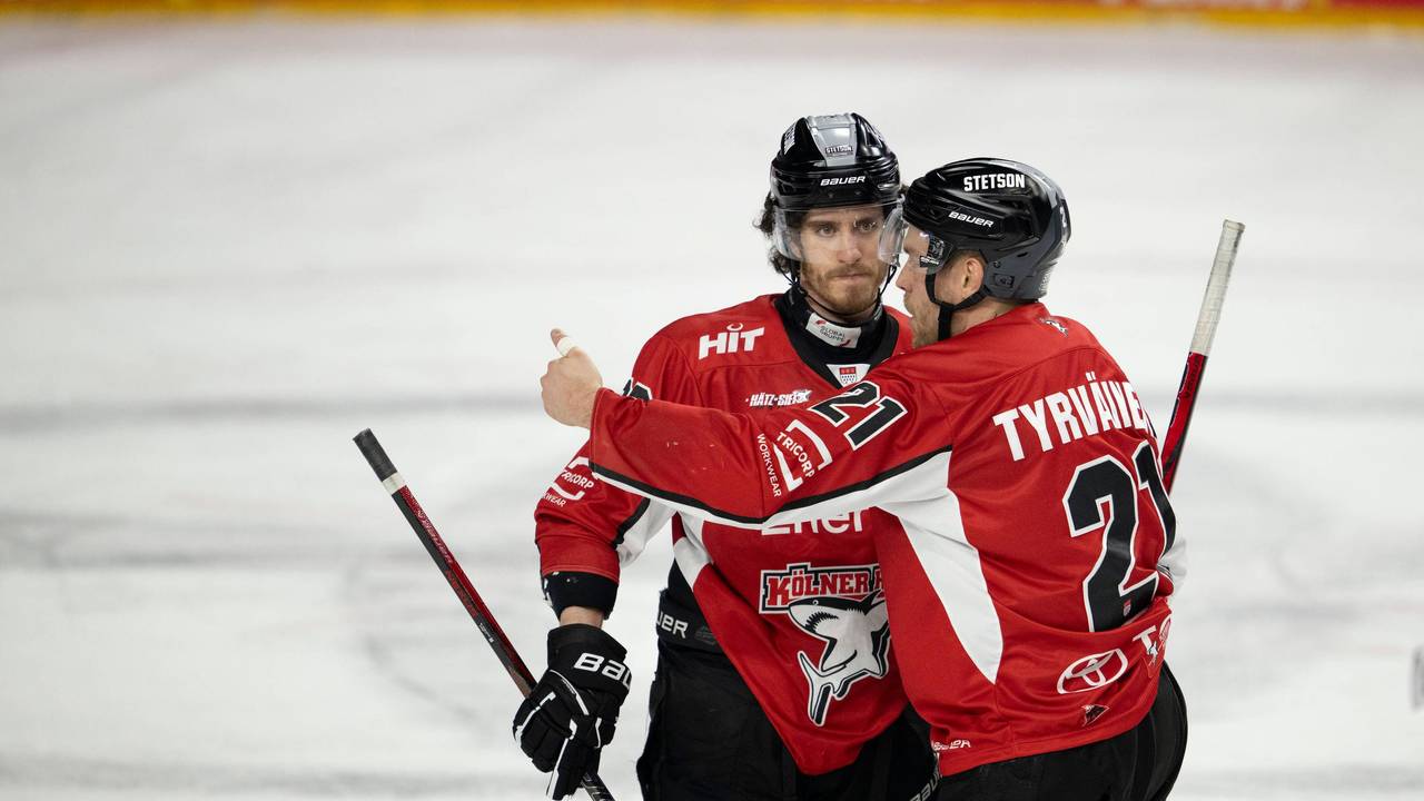 Gregor MacLeod und Juhani Tyrväinen jubeln über ein Tor.
