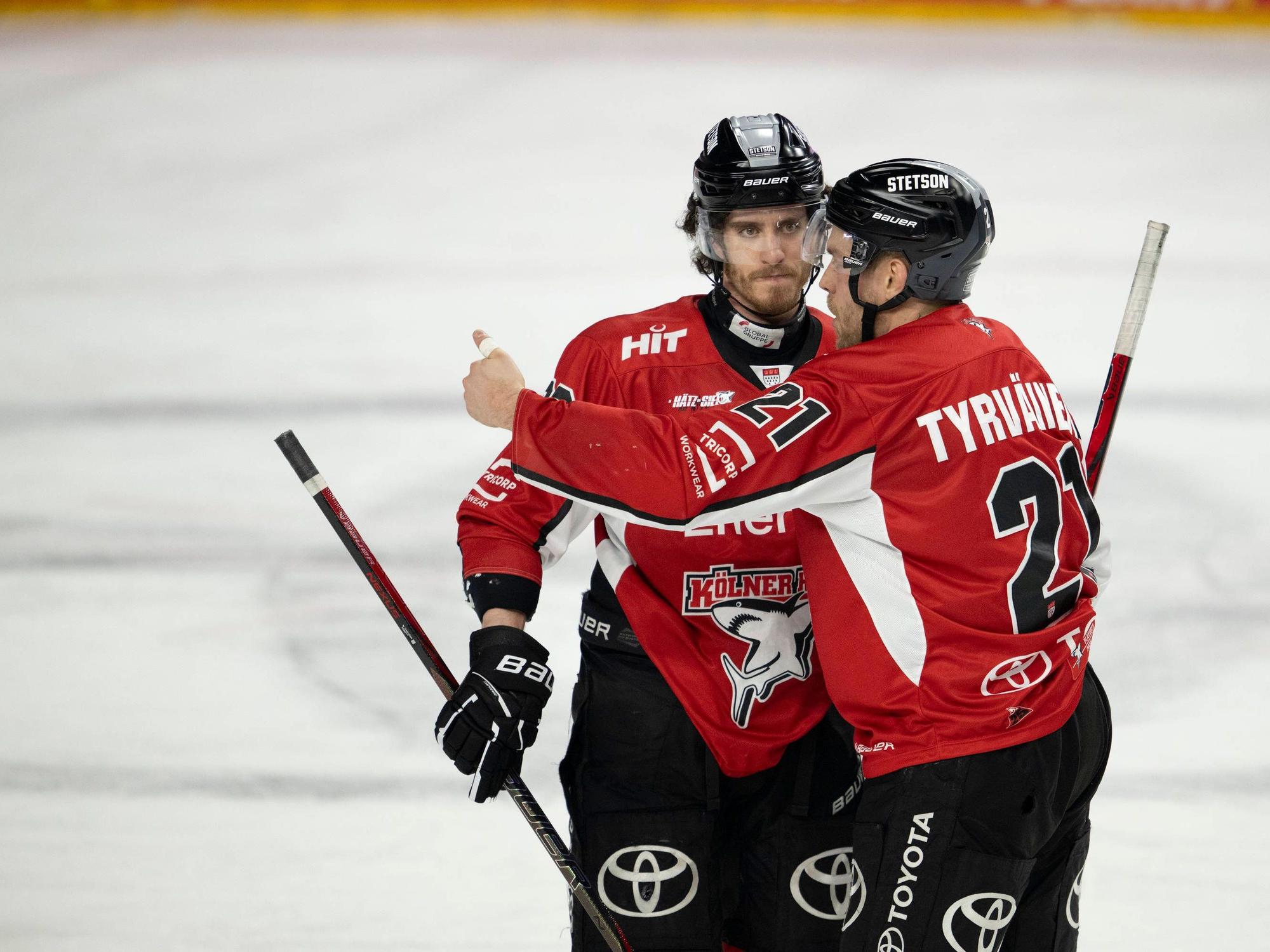 Gregor MacLeod und Juhani Tyrväinen jubeln über ein Tor.