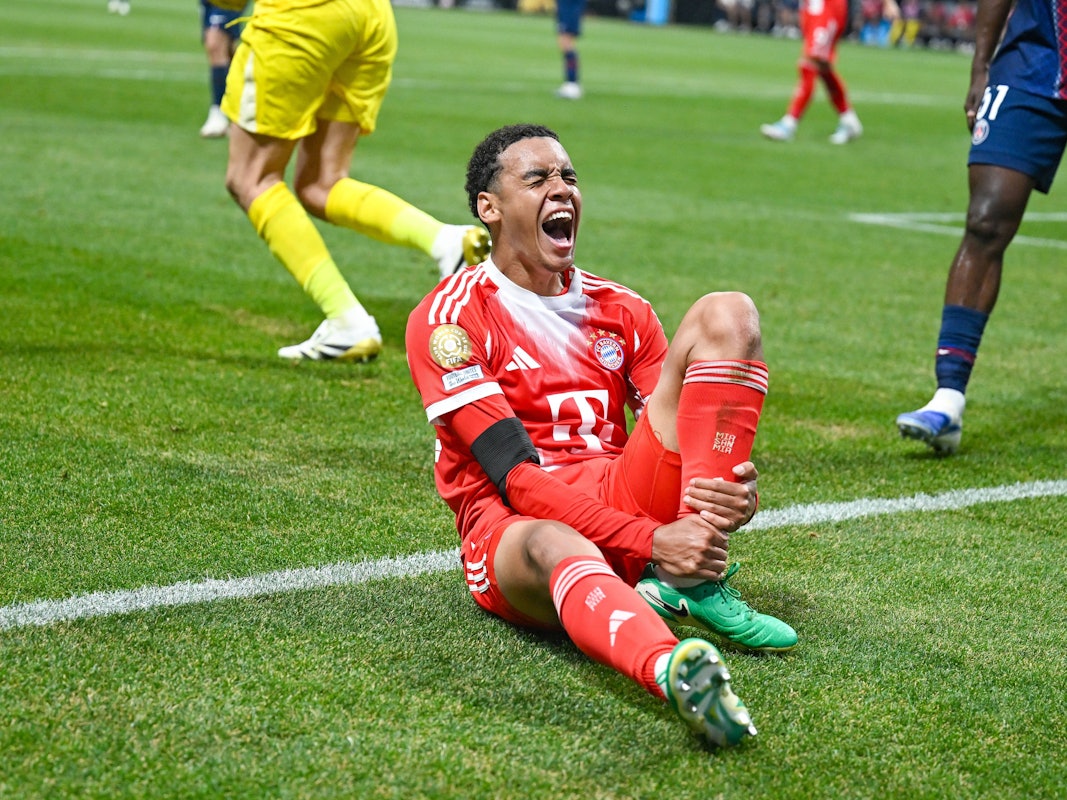 Jamal Musiala mit schmerzverzerrtem Gesicht.