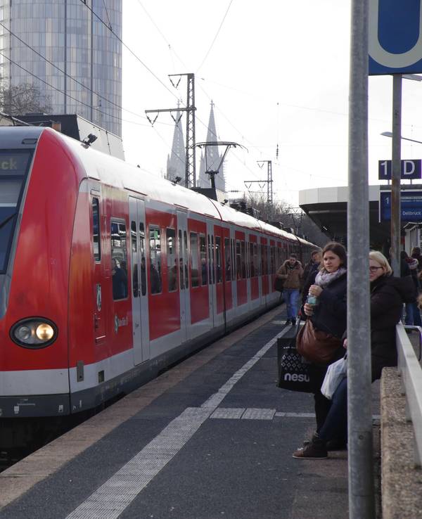 Ein Zug der Linie S11 hält im Bahnhof Köln-Deutz.