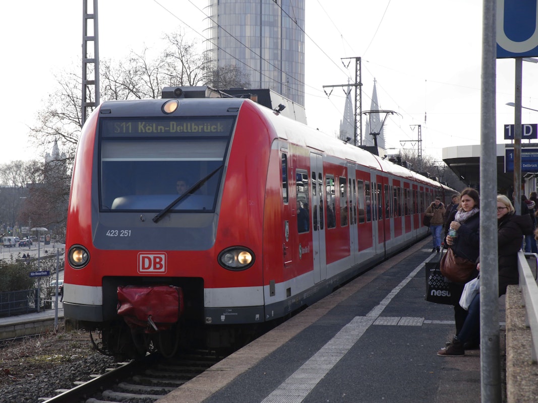 Ein Zug der Linie S11 hält im Bahnhof Köln-Deutz.