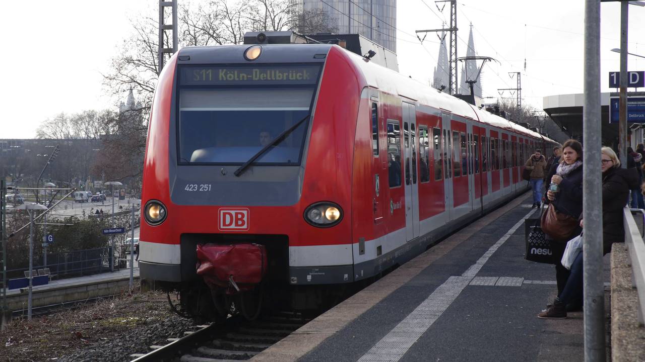 Ein Zug der Linie S11 hält im Bahnhof Köln-Deutz.