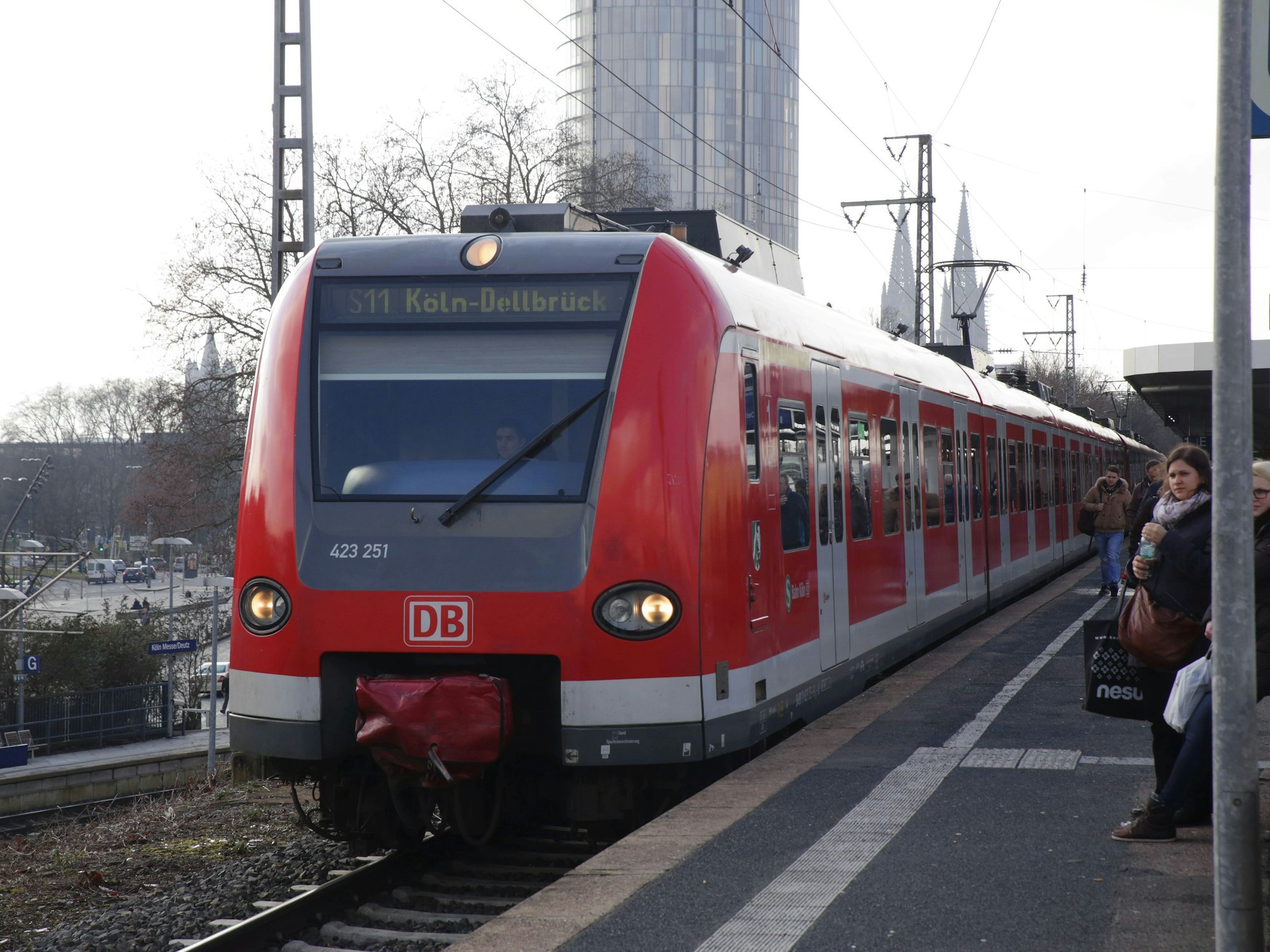 Ein Zug der Linie S11 hält im Bahnhof Köln-Deutz.