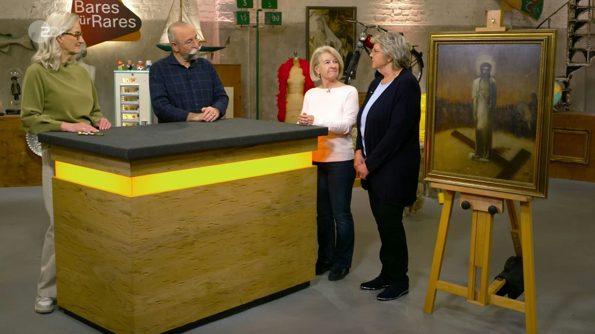 Horst Lichter war in der Montagsausgabe der ZDF-Trödelshow „Bares für Rares“ sichtlich gerührt, als Daniela und Michaela aus München die Geschichte hinter dem sakralen Erbstück erzählten. Die verstorbene Mutter hatte sich den Verkauf des Bildes in der Sendung gewünscht. Doch die Händler zeigten sich bei dem Schätzpreis skeptisch ... (Bild: ZDF)