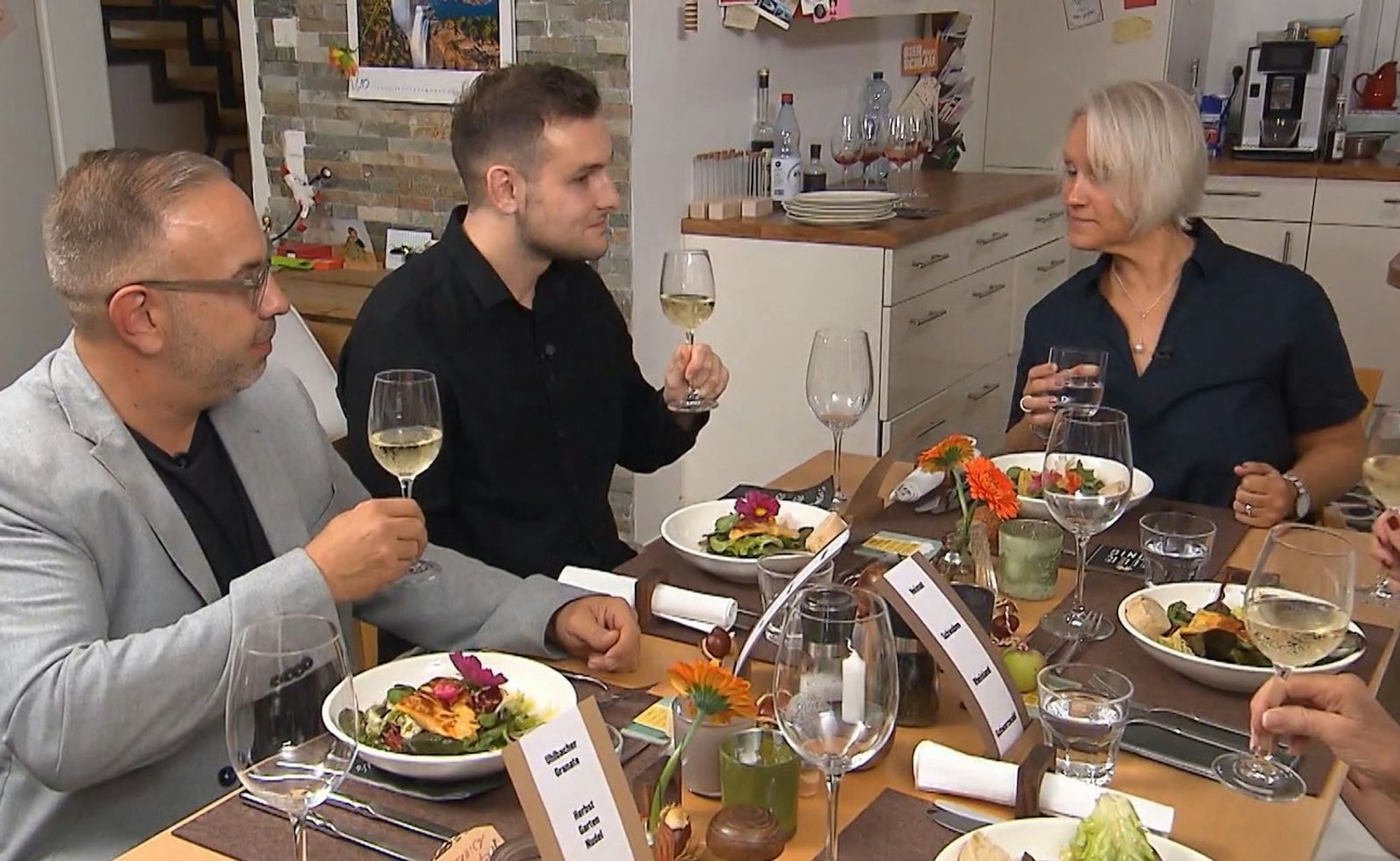 Nur die Gastgeberin verschmäht den Wein: Dinner-Auftakt bei Anja (52) (Bild: RTL)