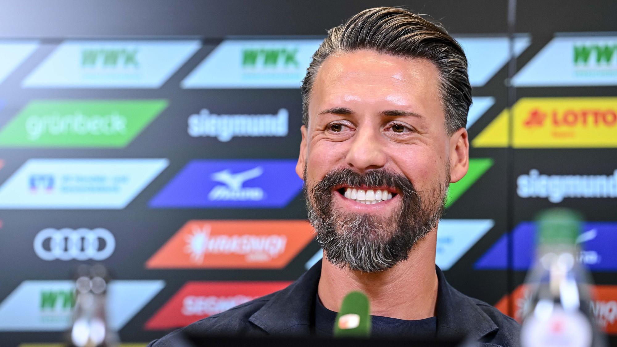 Augsburgs Trainer Sandro Wagner mit guter Laune bei seiner Vorstellungs-Pressekonferenz.