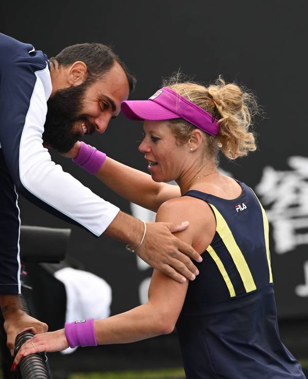 Trainer und Freund Antonio Zucca gratuliert Laura Siegemund nach einem Match.