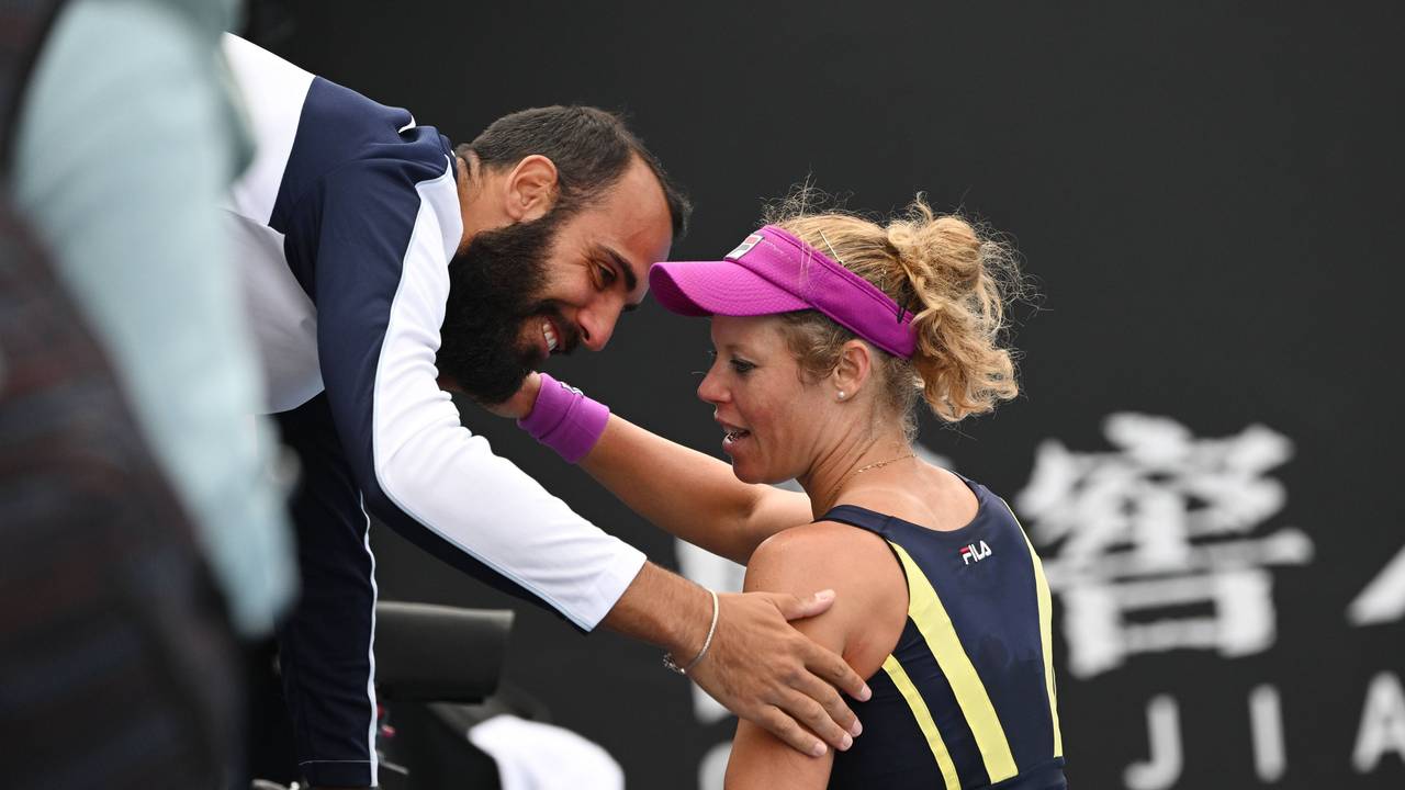 Trainer und Freund Antonio Zucca gratuliert Laura Siegemund nach einem Match.