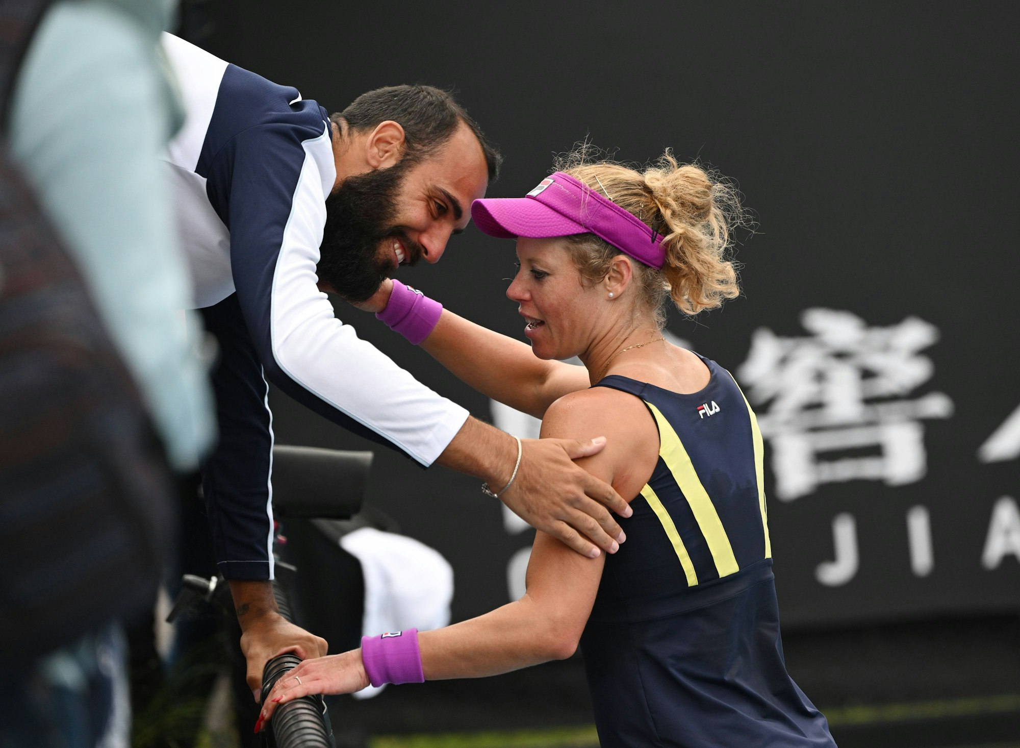 Trainer und Freund Antonio Zucca gratuliert Laura Siegemund nach einem Match.