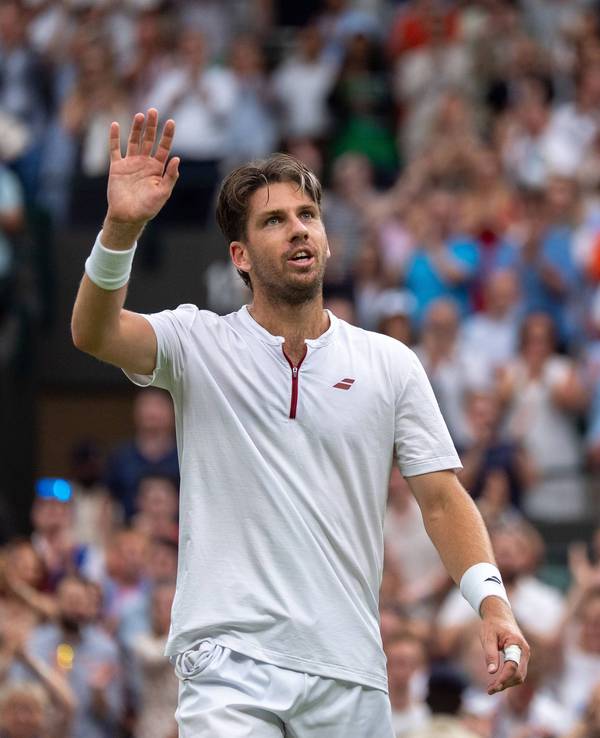 Cameron Norrie bedankt sich bei den Fans auf Court 1.