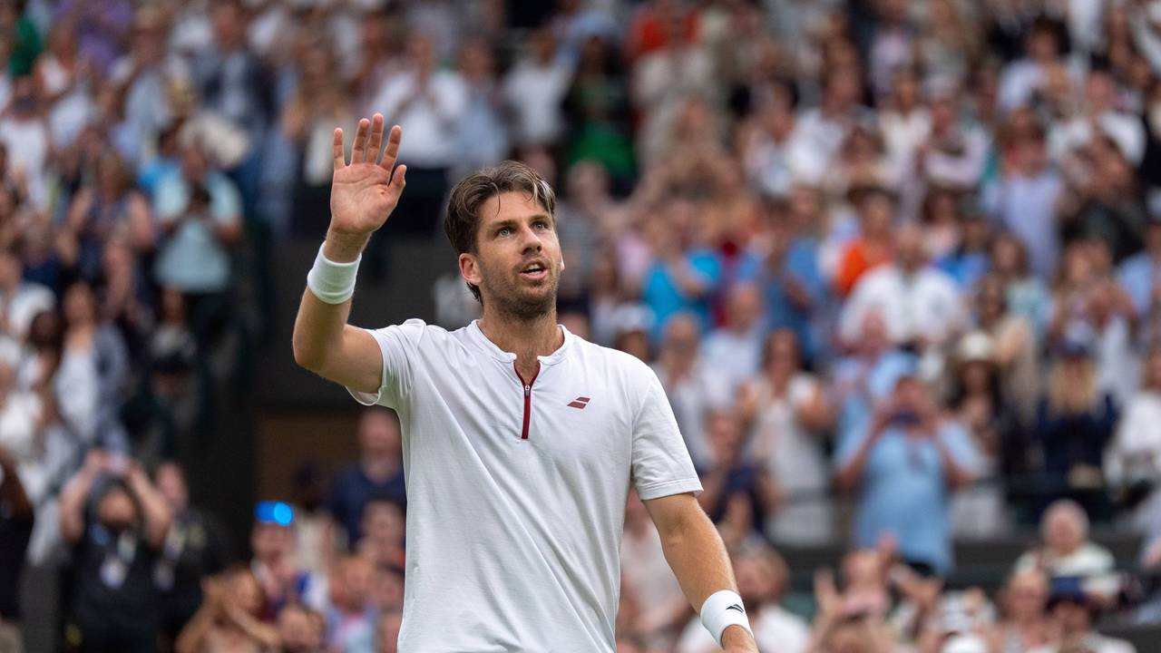 Cameron Norrie bedankt sich bei den Fans auf Court 1.