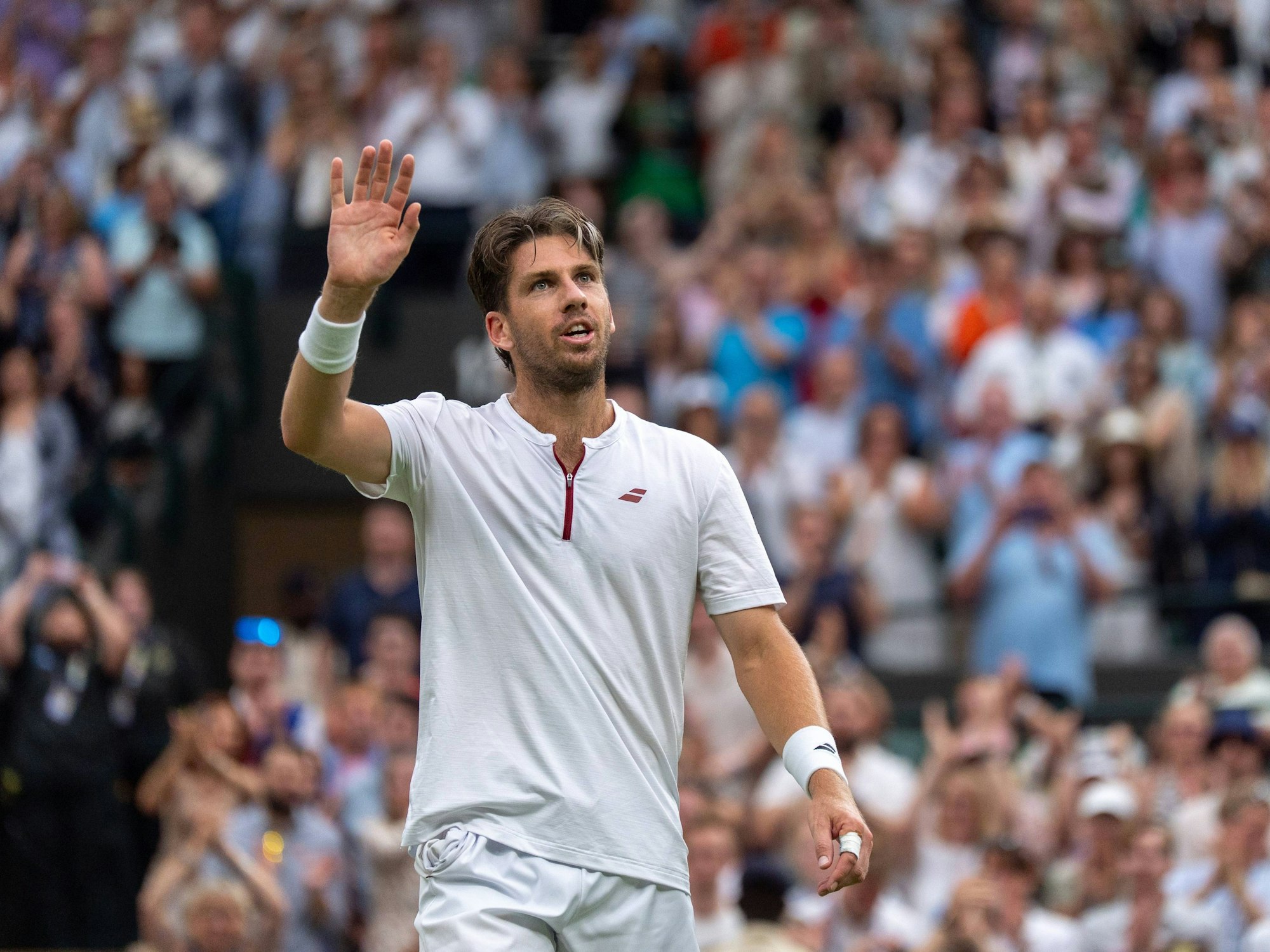 Cameron Norrie bedankt sich bei den Fans auf Court 1.