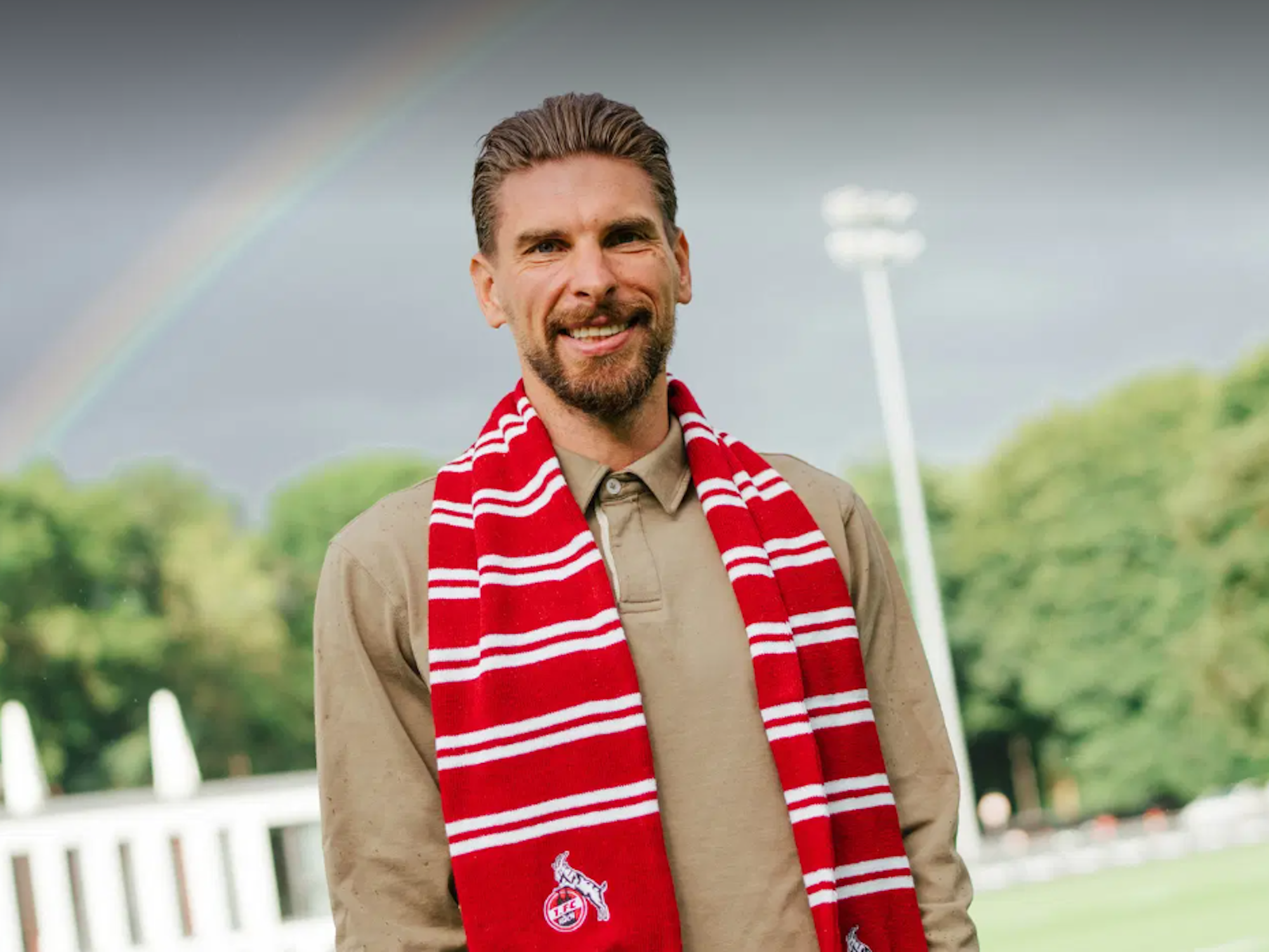 Ron-Robert Zieler posiert im FC-Schal.